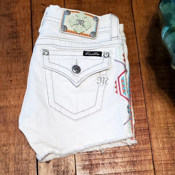 NWOT Miss Me White Denim Emroidered Aztec Signature Shorts  size 26 - Picture 4 of 7